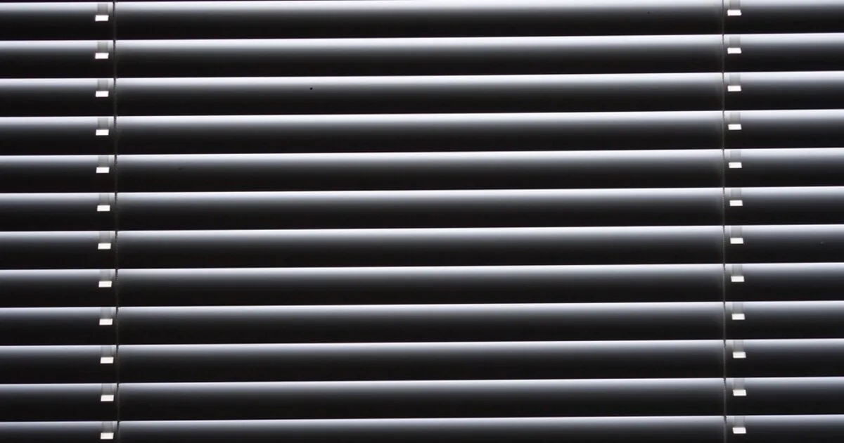 Redőny és reluxa tisztítása otthon: csík- és pormentes ablakok
